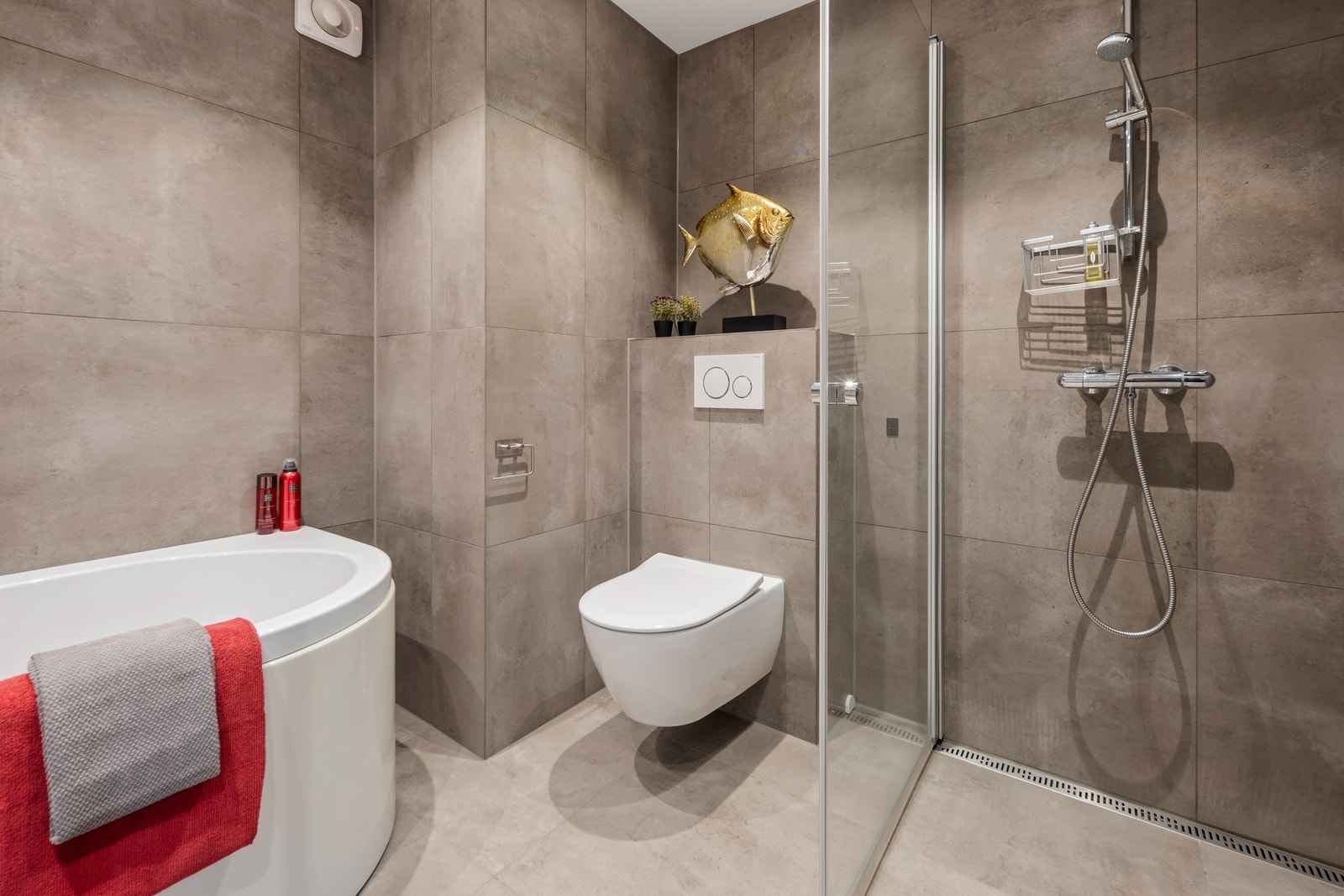 Her har du også badekar og gulvvarme for ekstra komfort. Galleribilde