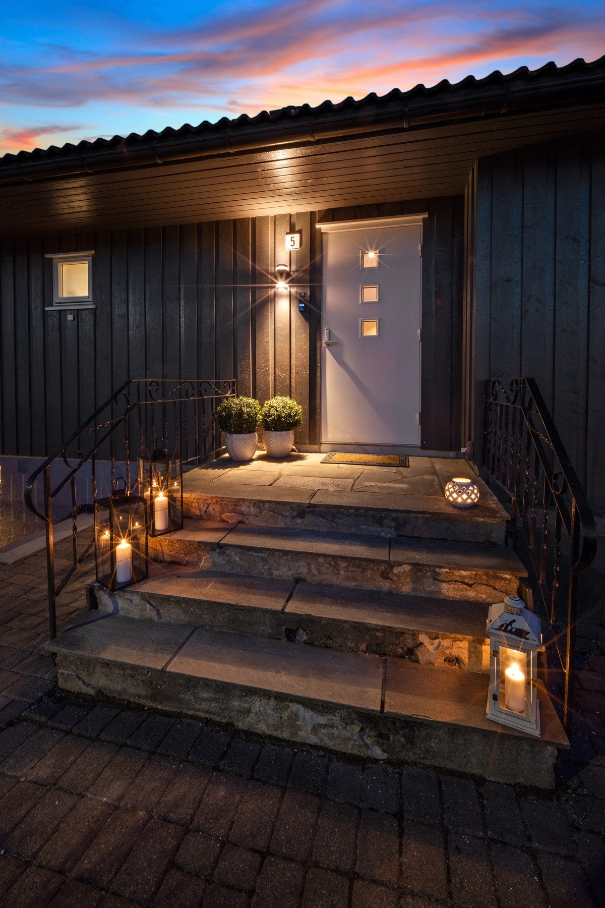 Hyggelig inngangsparti med steinbelagt trapp. Galleribilde