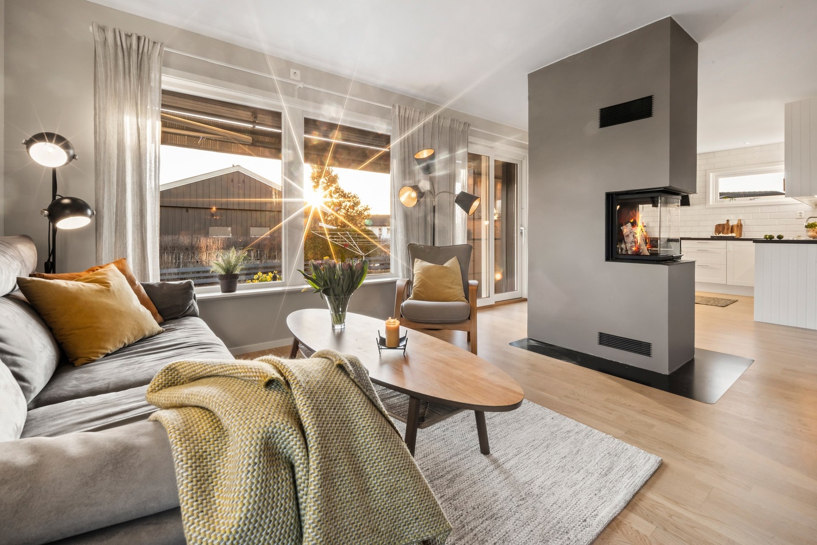 Stuen har store vindusflater som slipper inn rikelig med naturlig dagslys. Galleribilde