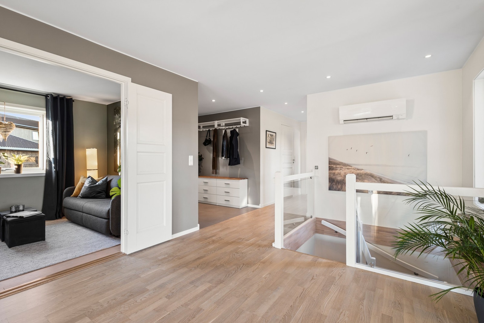 Her får du også en moderne peisovn, samt montert varmepumpe. Galleribilde