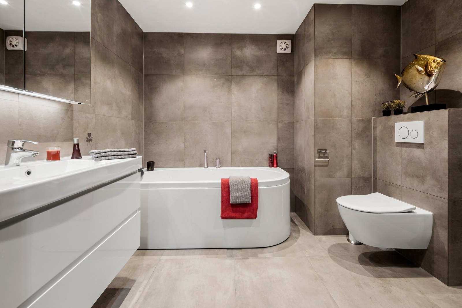 Delikat og helfliset baderom renovert i 2020 med stilren innredning. Galleribilde