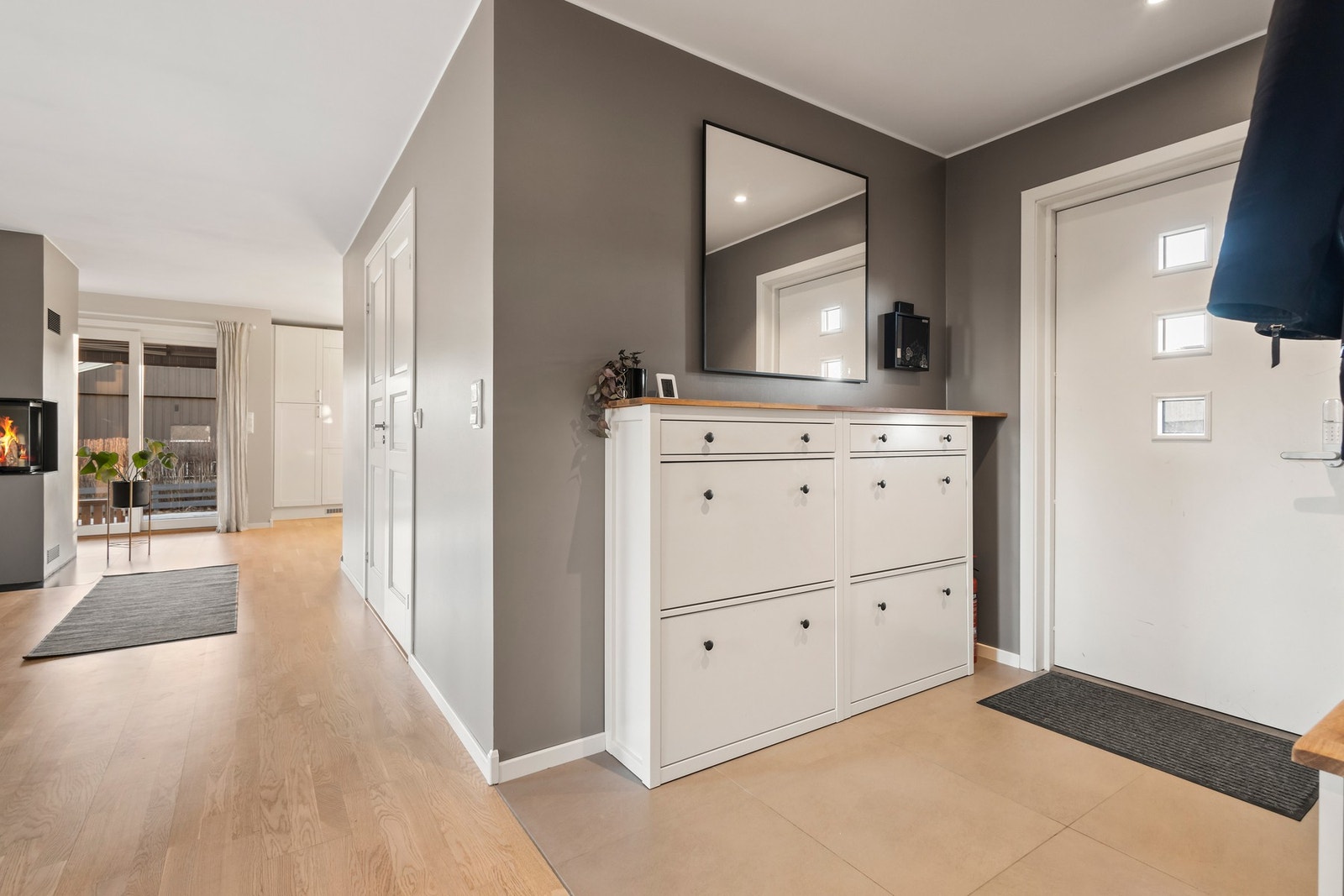 Boligen ønsker velkommen med en lys og innbydende entré. Galleribilde