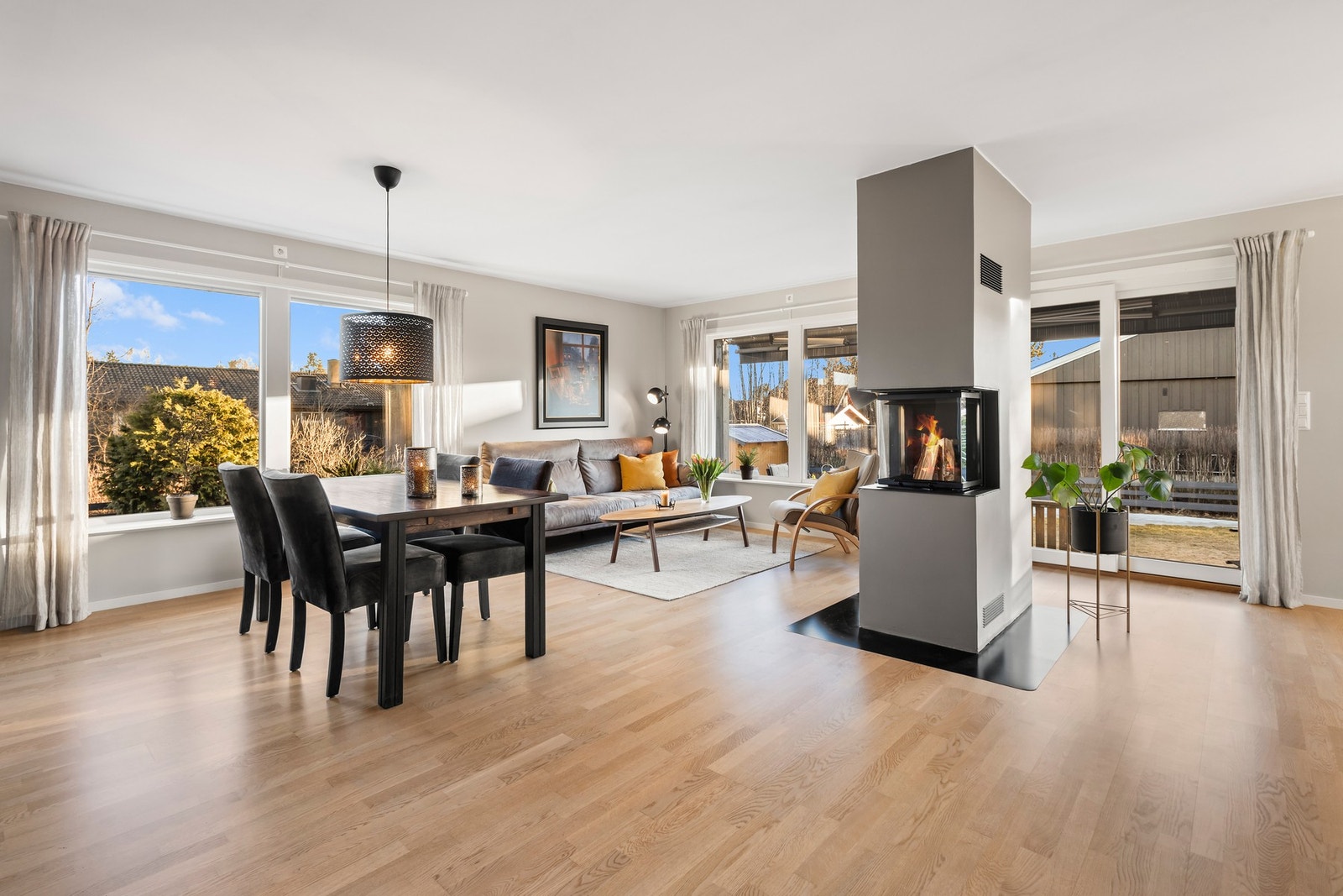 Boligen holder en gjennomgående god standard og fremstår som pen og gjennomført. Galleribilde