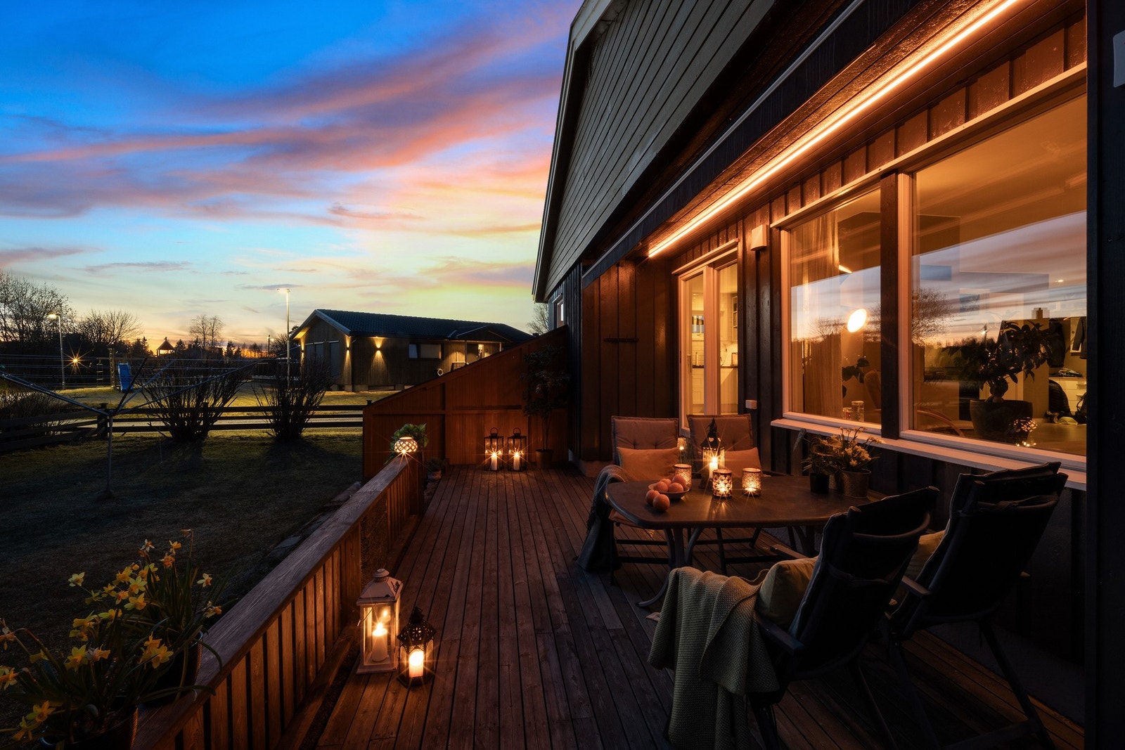 Kveldsstemning på terrassen. Galleribilde