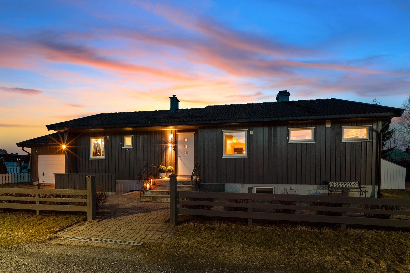 Det er dobbelgarasje på tomten, samt biloppstillingsplasser på egen gårdsplass. Galleribilde