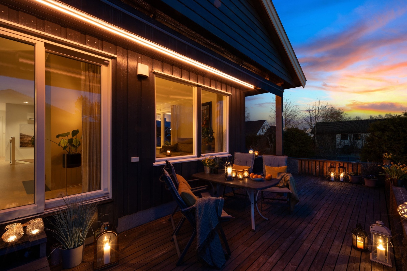 Kveldsstemning på terrassen. Galleribilde