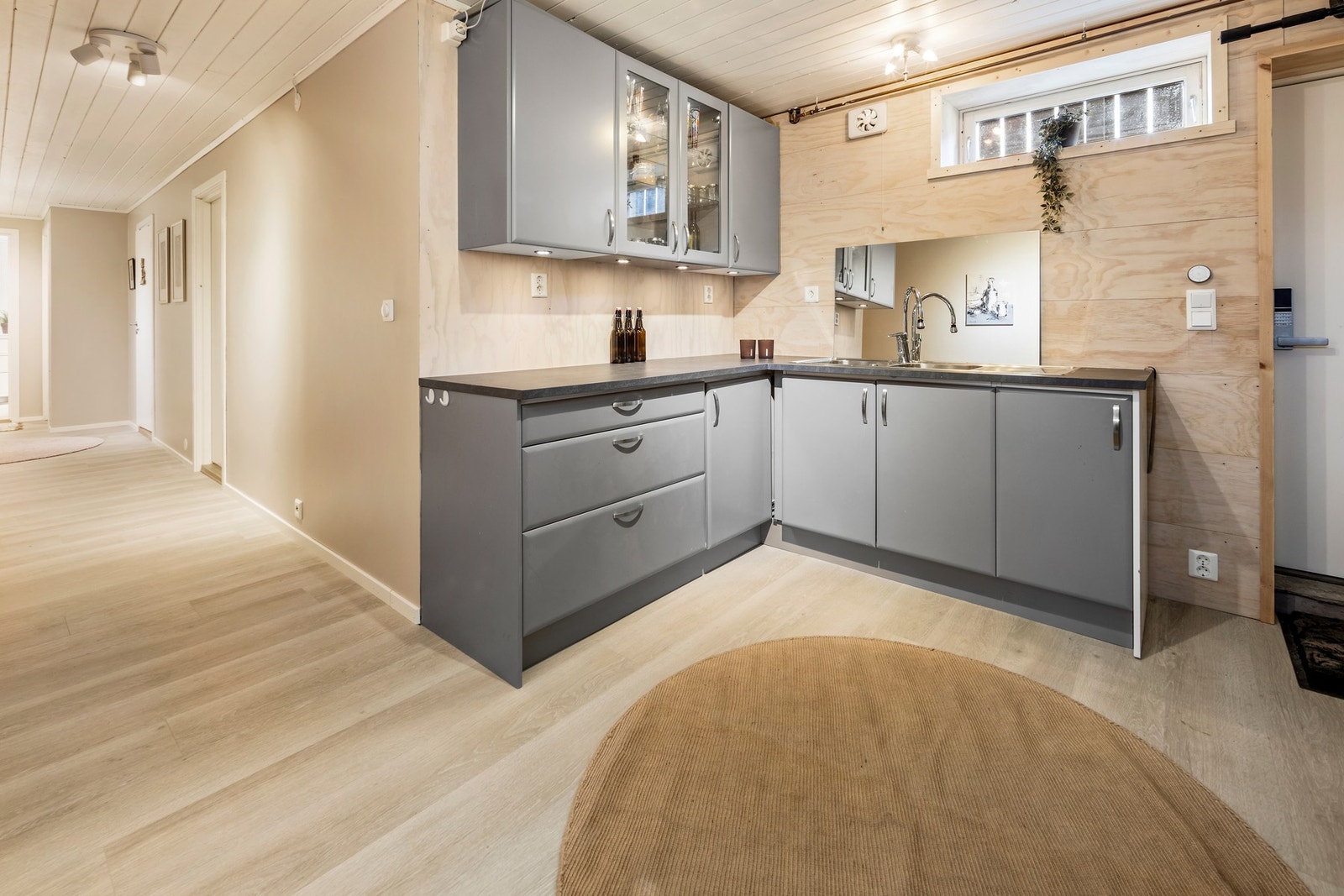 Kjelleretasjen har egen inngang og et allrom innredet med kjøkken. Galleribilde