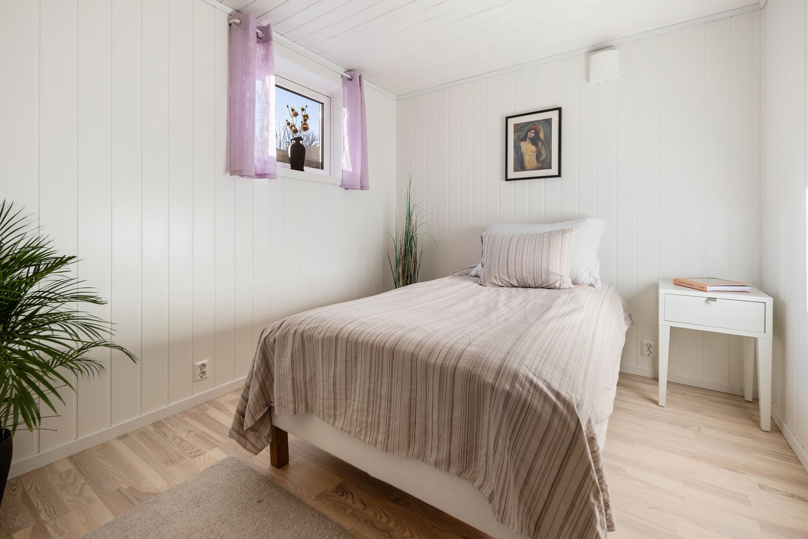 Soverom med plass til dobbeltseng og tilhørende møblement. Galleribilde