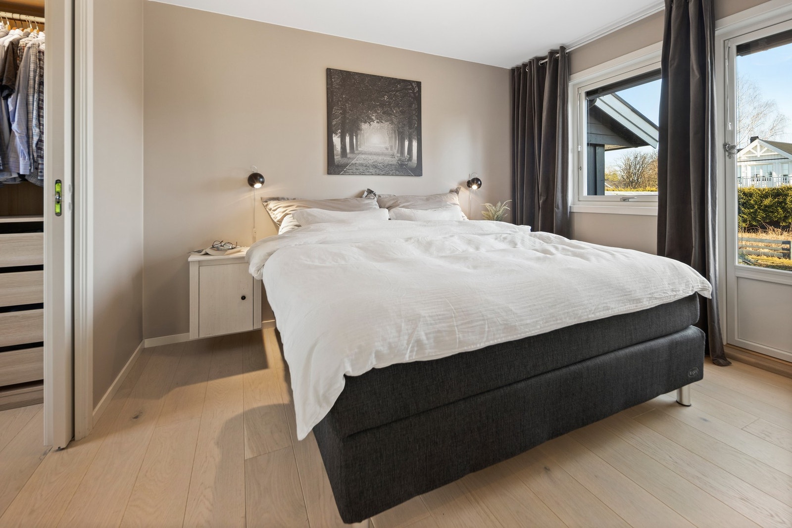 Hovedsoverommet er av god størrelse med plass til dobbeltseng med tilhørende møblement. Galleribilde