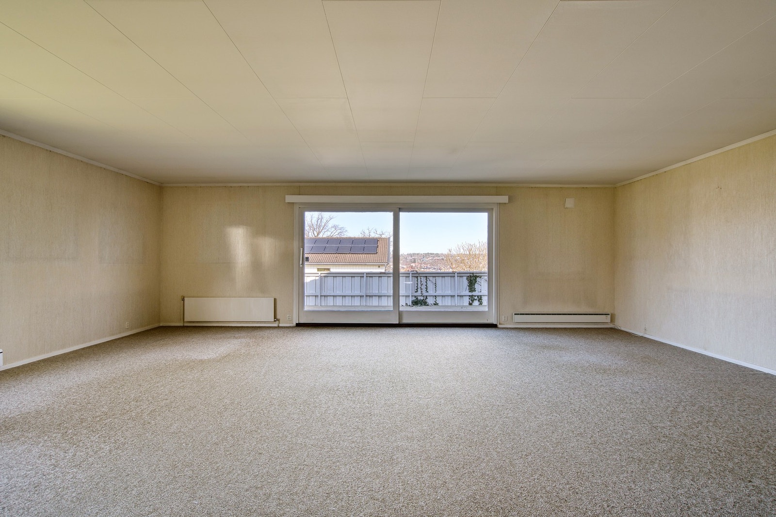 Stuen er meget romslig og har gode møbleringsmuligheter Galleribilde