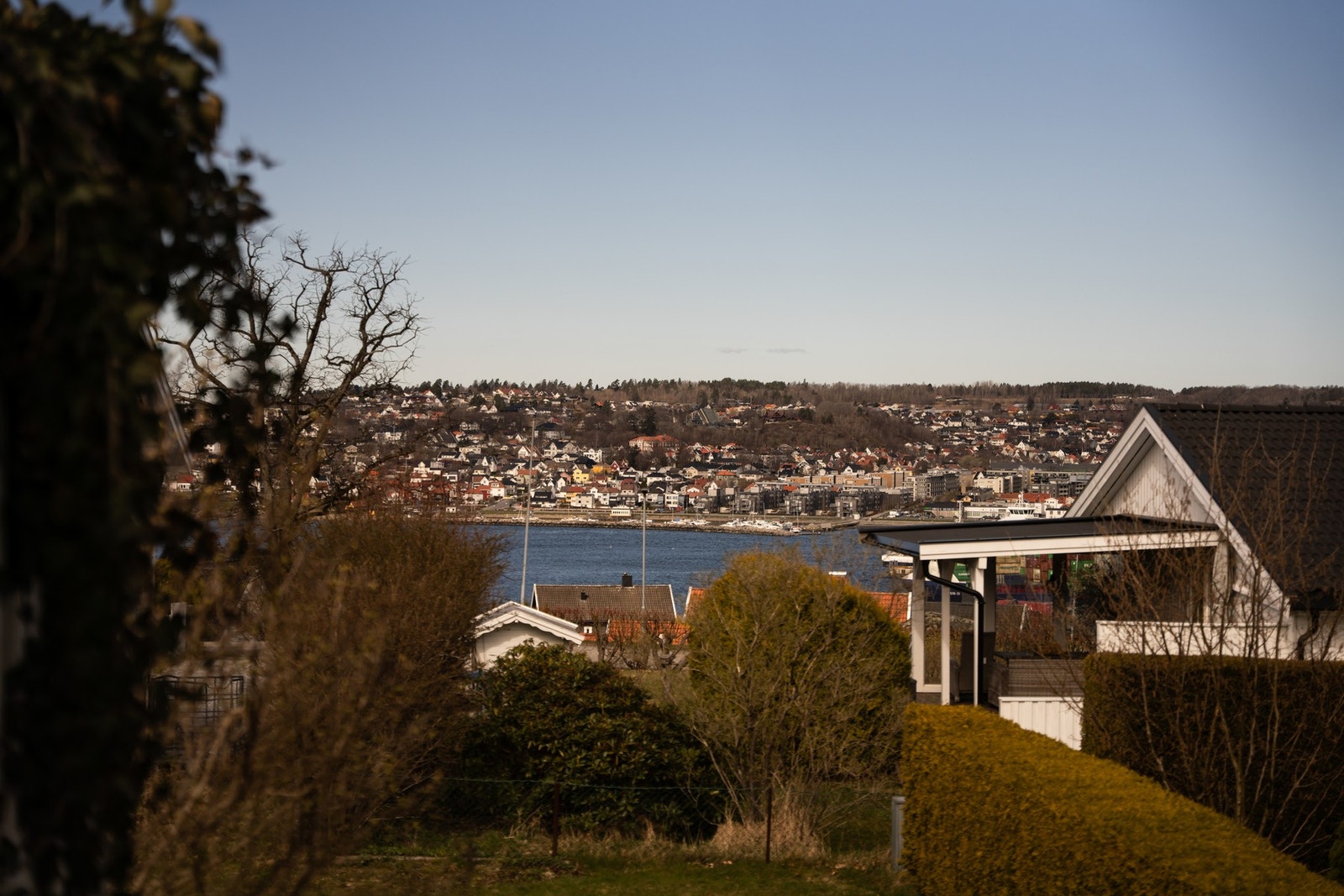 Sjøgløtt fra terrassen Galleribilde