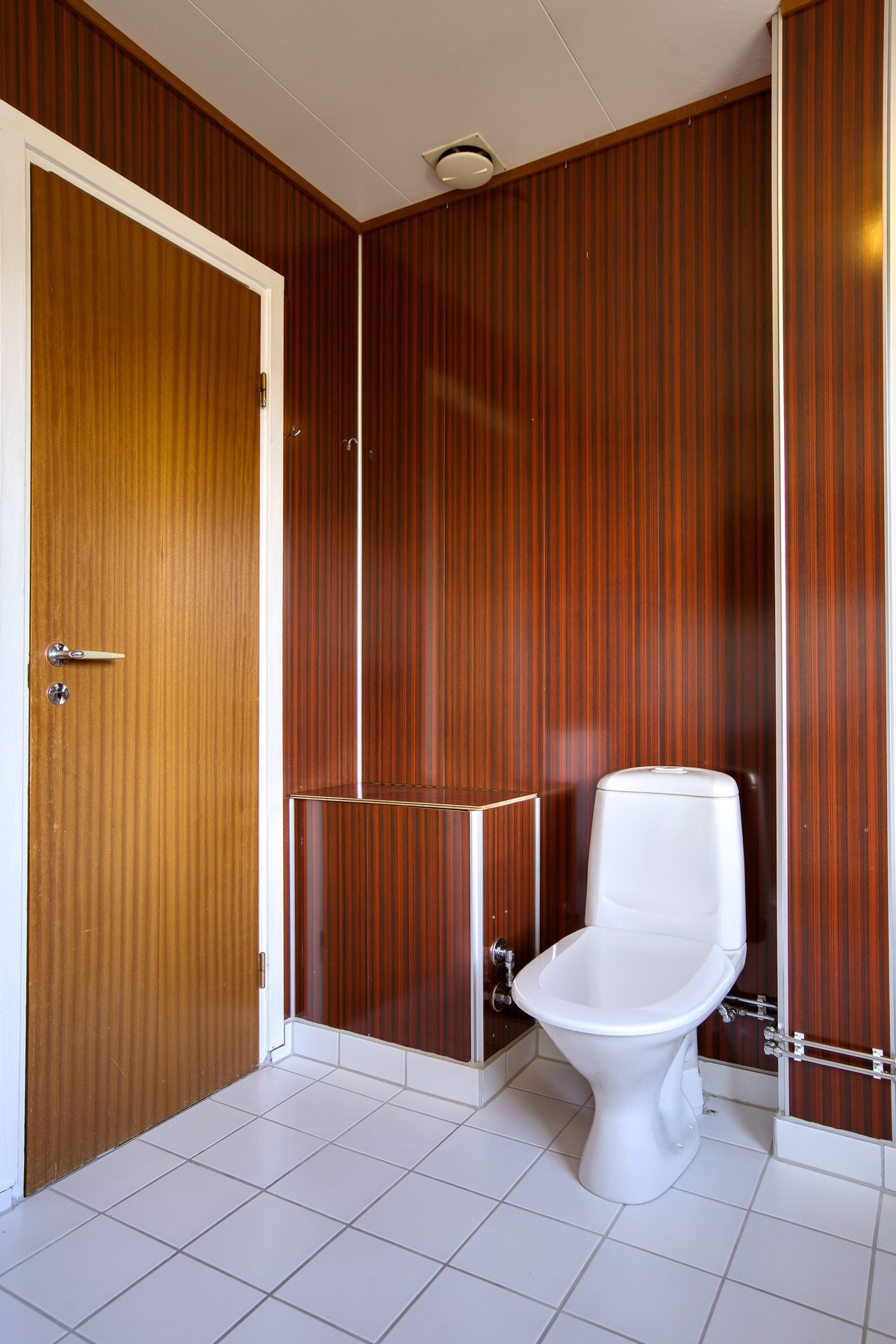 Det er lagt fliser på gulv og baderomsplater på veggene Galleribilde