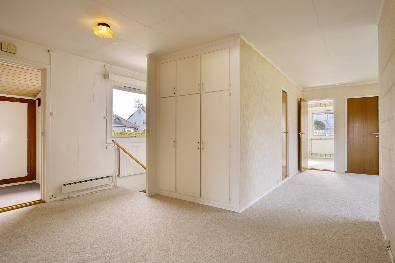 Romslig hall/gang med plassbygde garderobeskap - perfekt for å holde gangen ryddig Galleribilde