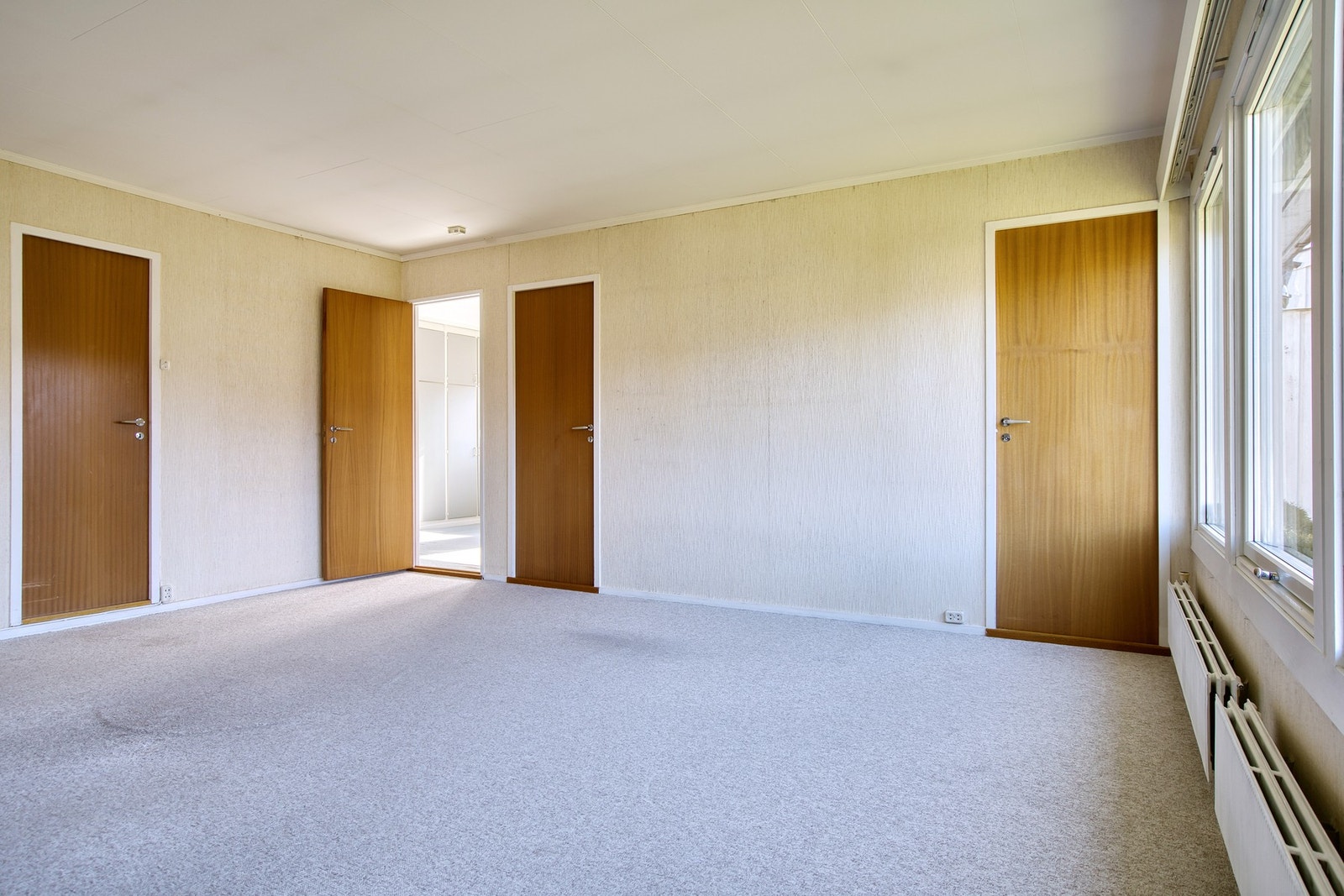 Stue 2 ligger i tilknytning til kjøkkenet og passer fint som en spisestue Galleribilde