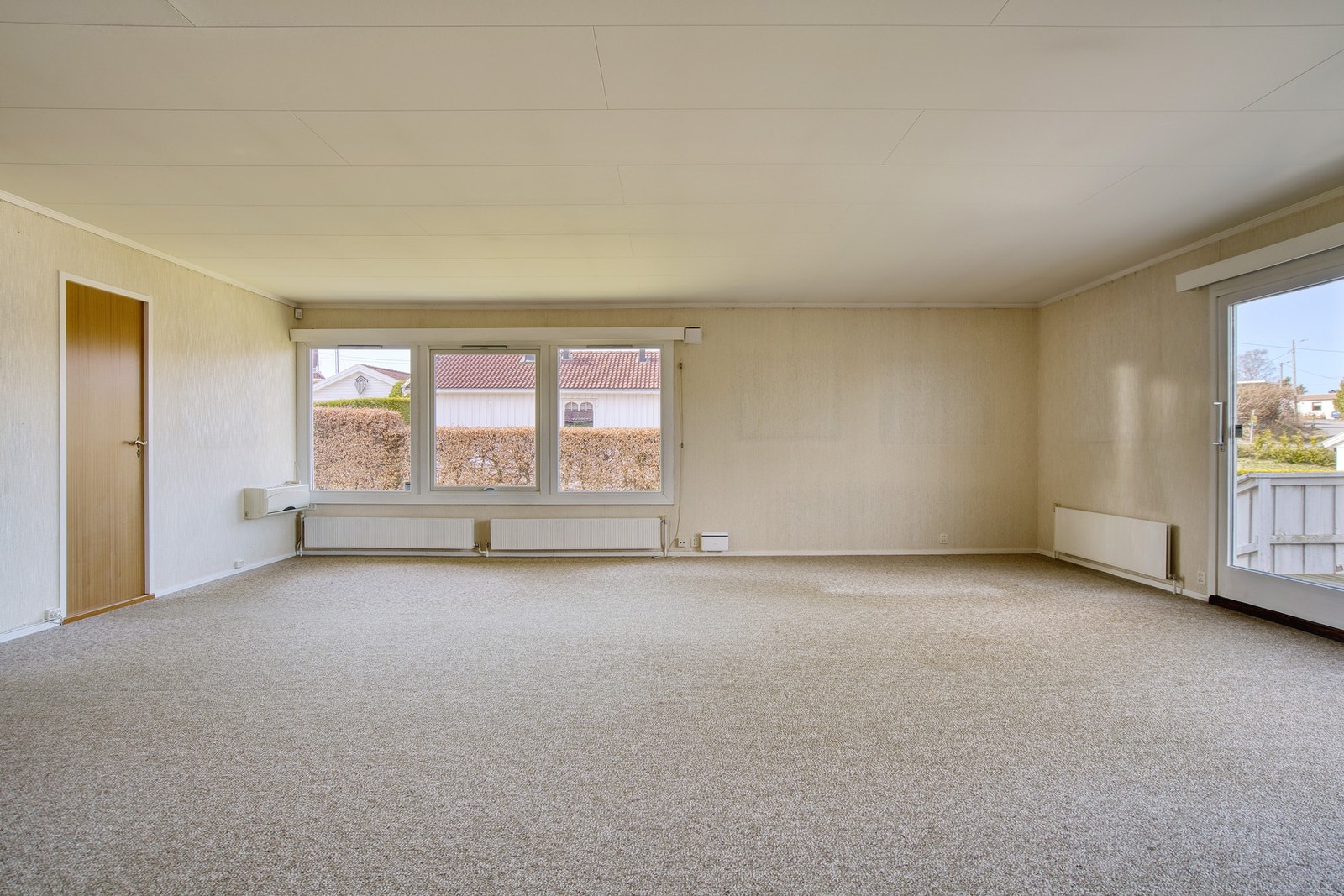 Fra stuen er det utgang til en solrik terrasse Galleribilde