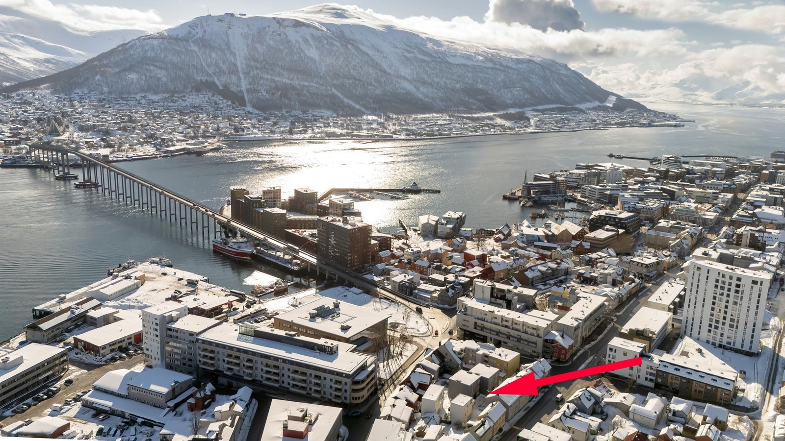 Fra ytterdøren er det få minutters gange til vervet, Stortorget, dagligvare, treningssenter, bussholdeplass med hyppige avganger, lokalt bakeri og andre kulturelle opplevelser som sentrum har å tilby. Galleribilde