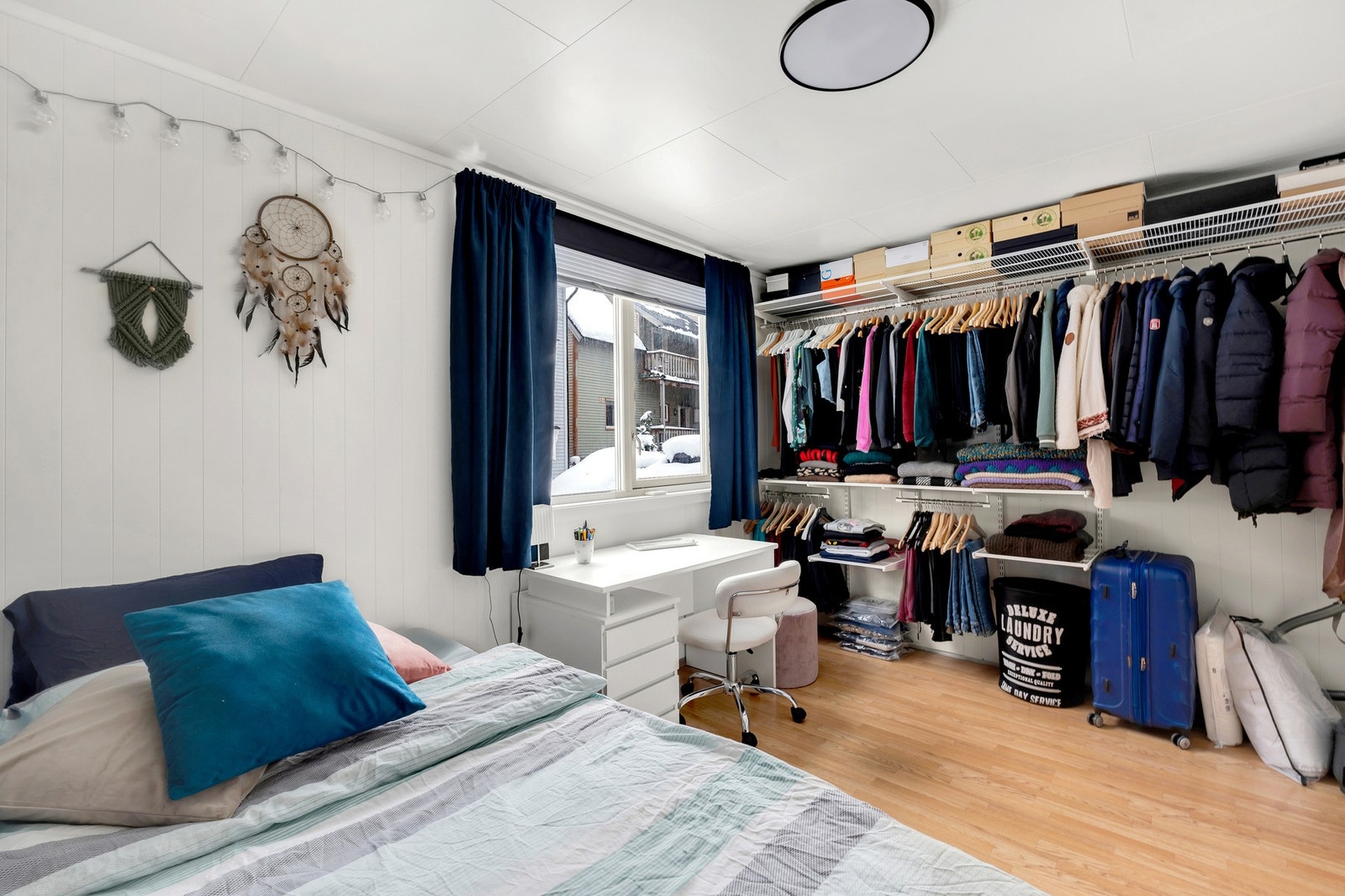 Praktisk vegghengt garderobeløsning med gode oppbevaringsmuligheter. Galleribilde