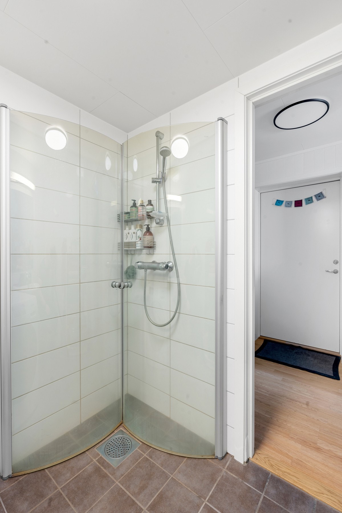 Dusjhjørne med dører som kan åpnes både innover og utover, som sparer plass på badet. Galleribilde