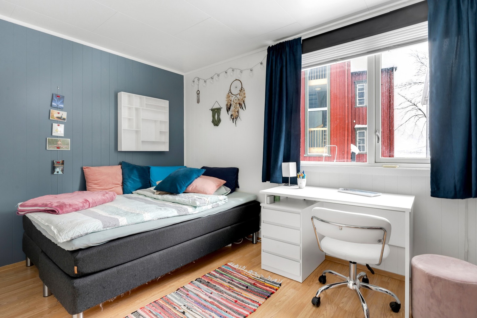 Stort hovedsoverom med plass til dobbeltseng, nattbord, skrivebord og diverse møblement. Galleribilde