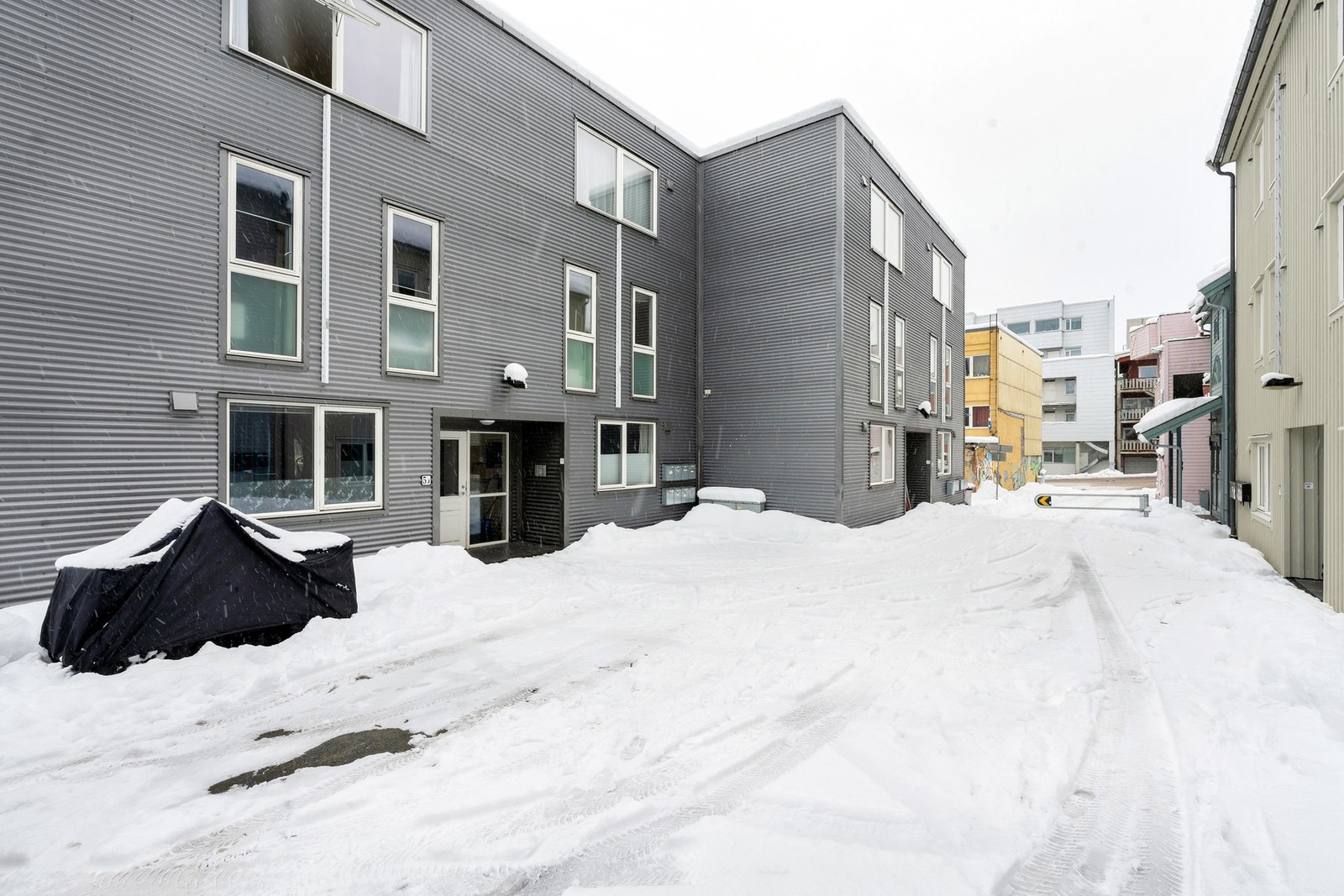 Leiligheten ligger flott til i en skjermet sidegate. Galleribilde
