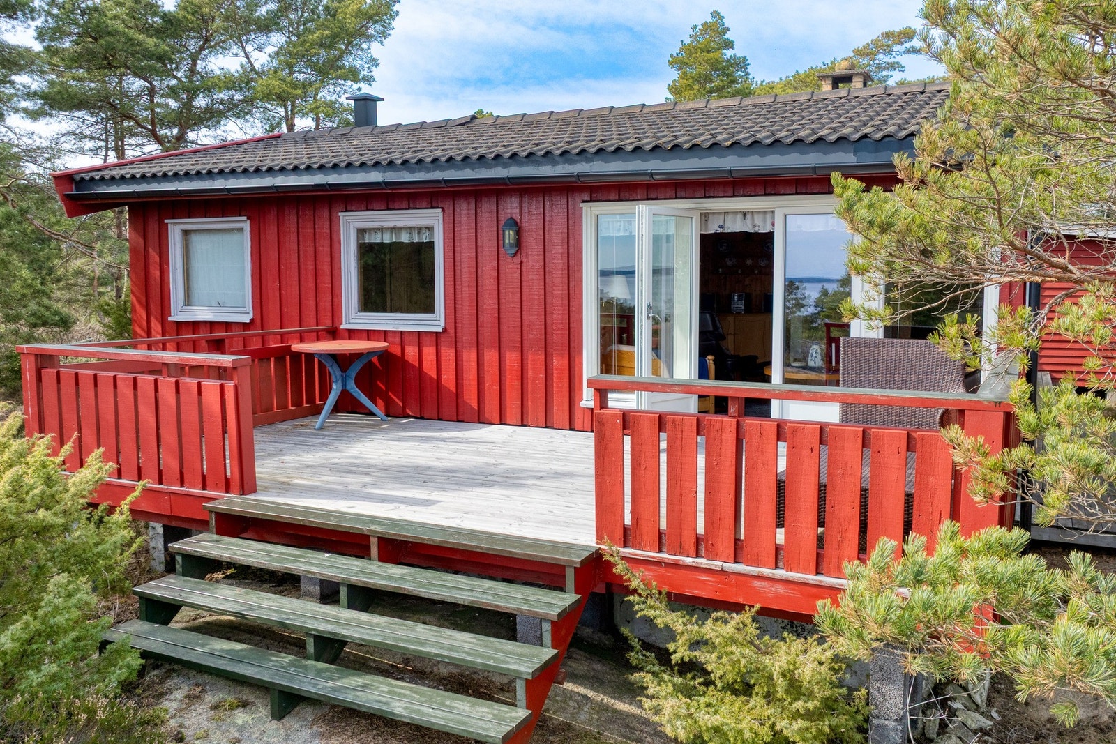 Mot sjøen - ut fra stuen ligger en solrik balkong. Galleribilde