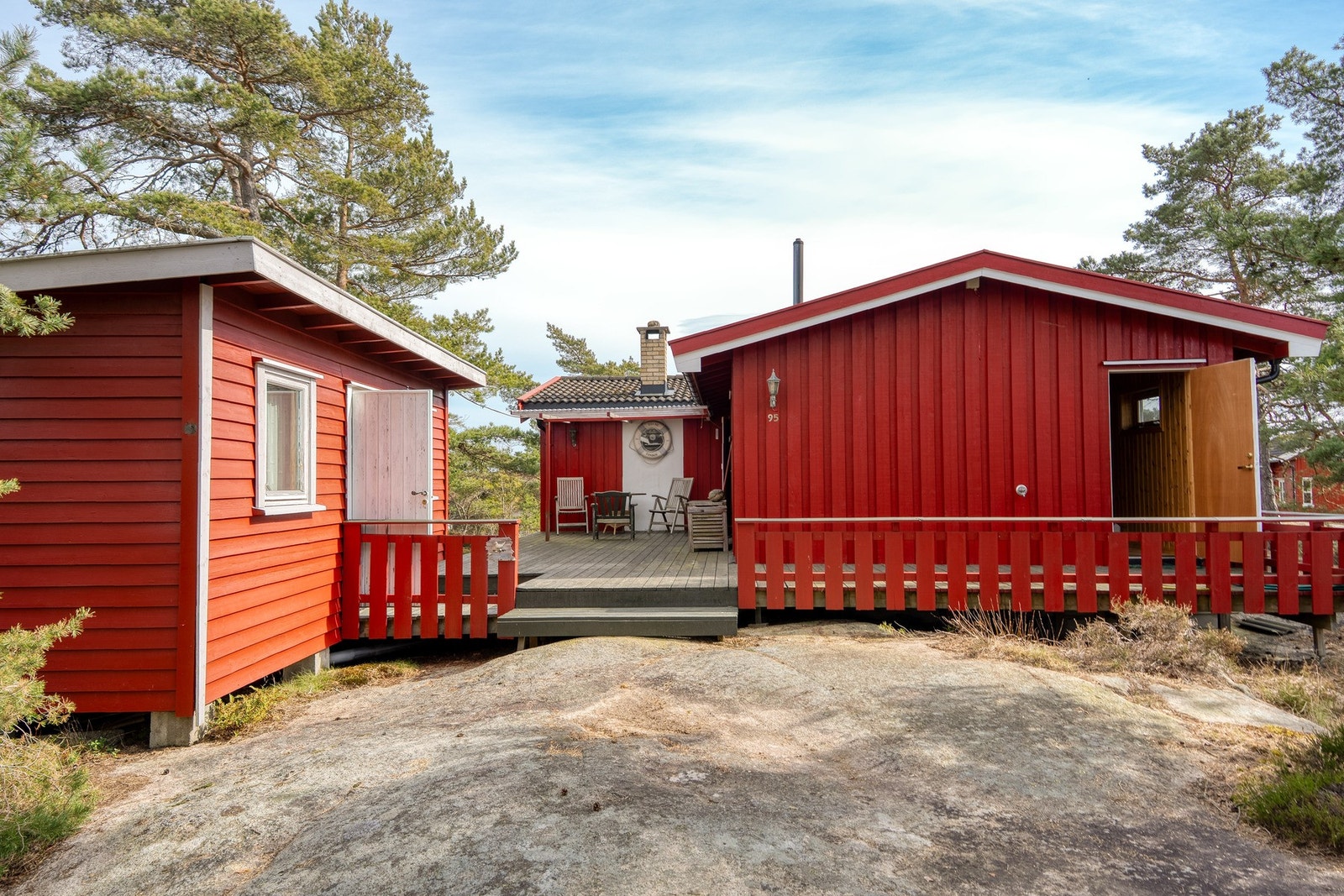 Hytta og uthuset danner en skjermet, lun uteplass for fine sommerkvelder. Galleribilde