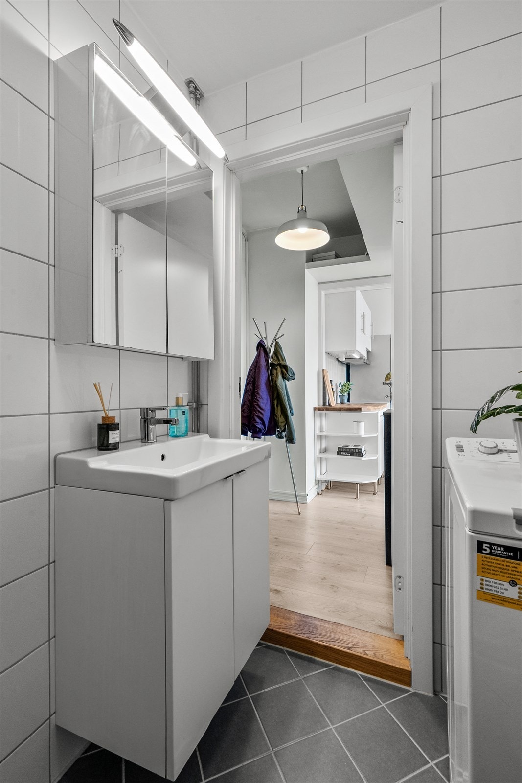 Varmekabler i gulv og opplegg for vaskemaskin. Galleribilde