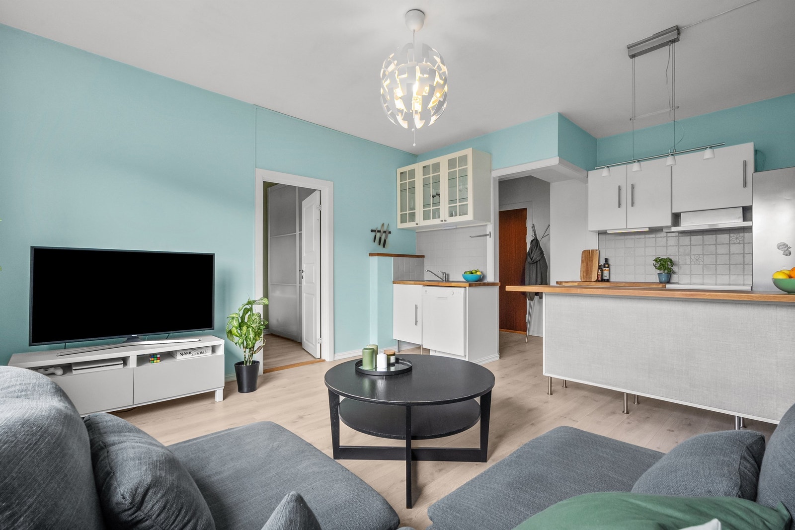 Stuen har en takhøyde på 2.66m og gulvflater er belagt med laminat. Galleribilde