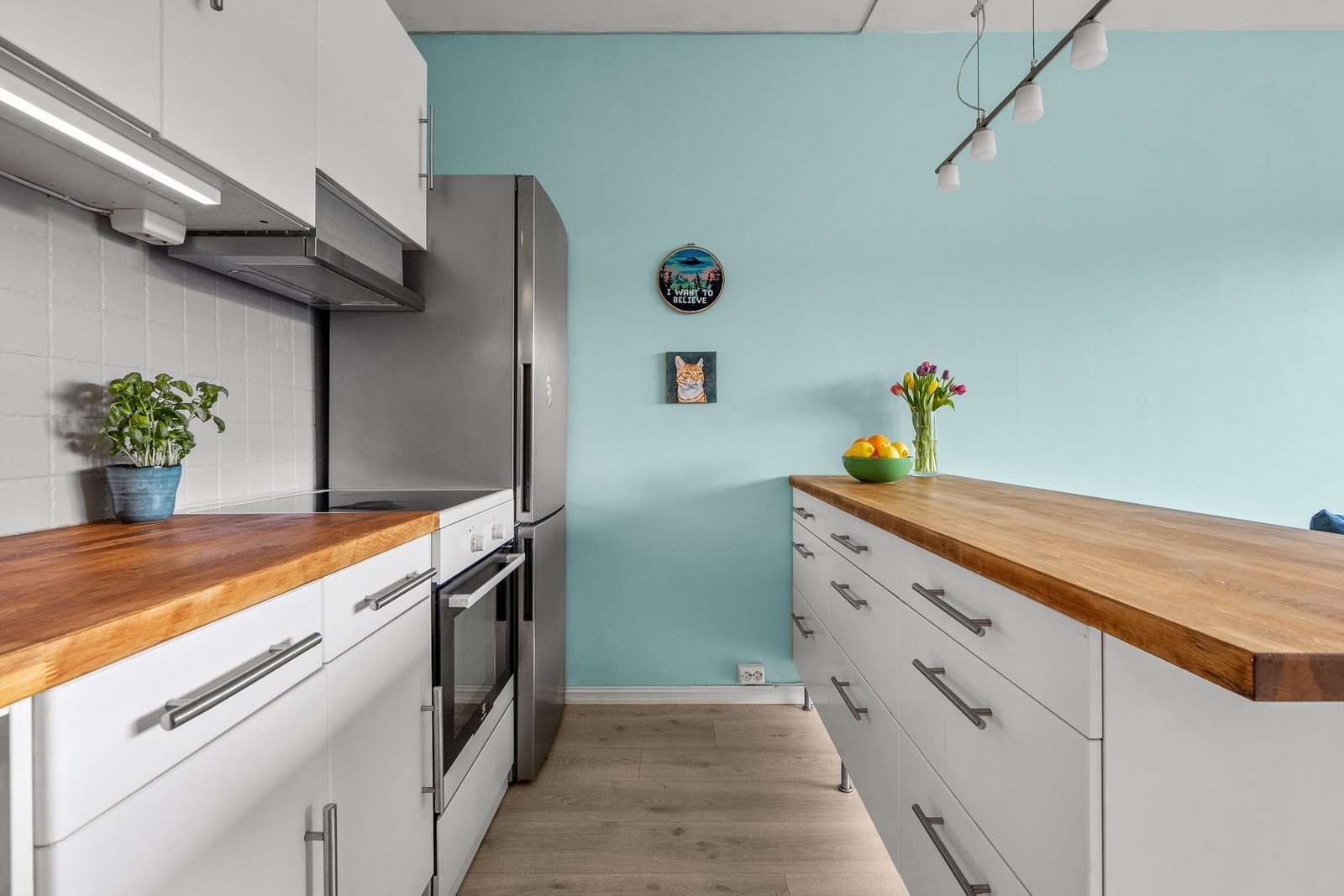 Hvitevarer som medfølger er oppvaskmaskin, komfyr og kjøleskap. Galleribilde