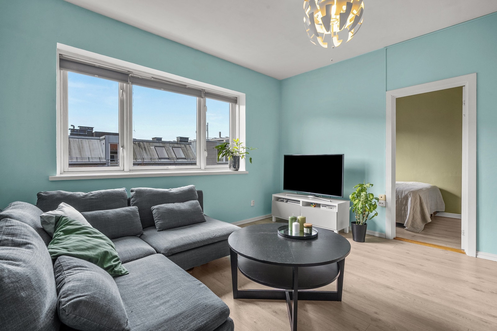 Denne leiligheten tilbyr en åpen planløsning, bad fra 2017 og VV/fyring, samt internett inkludert i felleskostnadene. Galleribilde