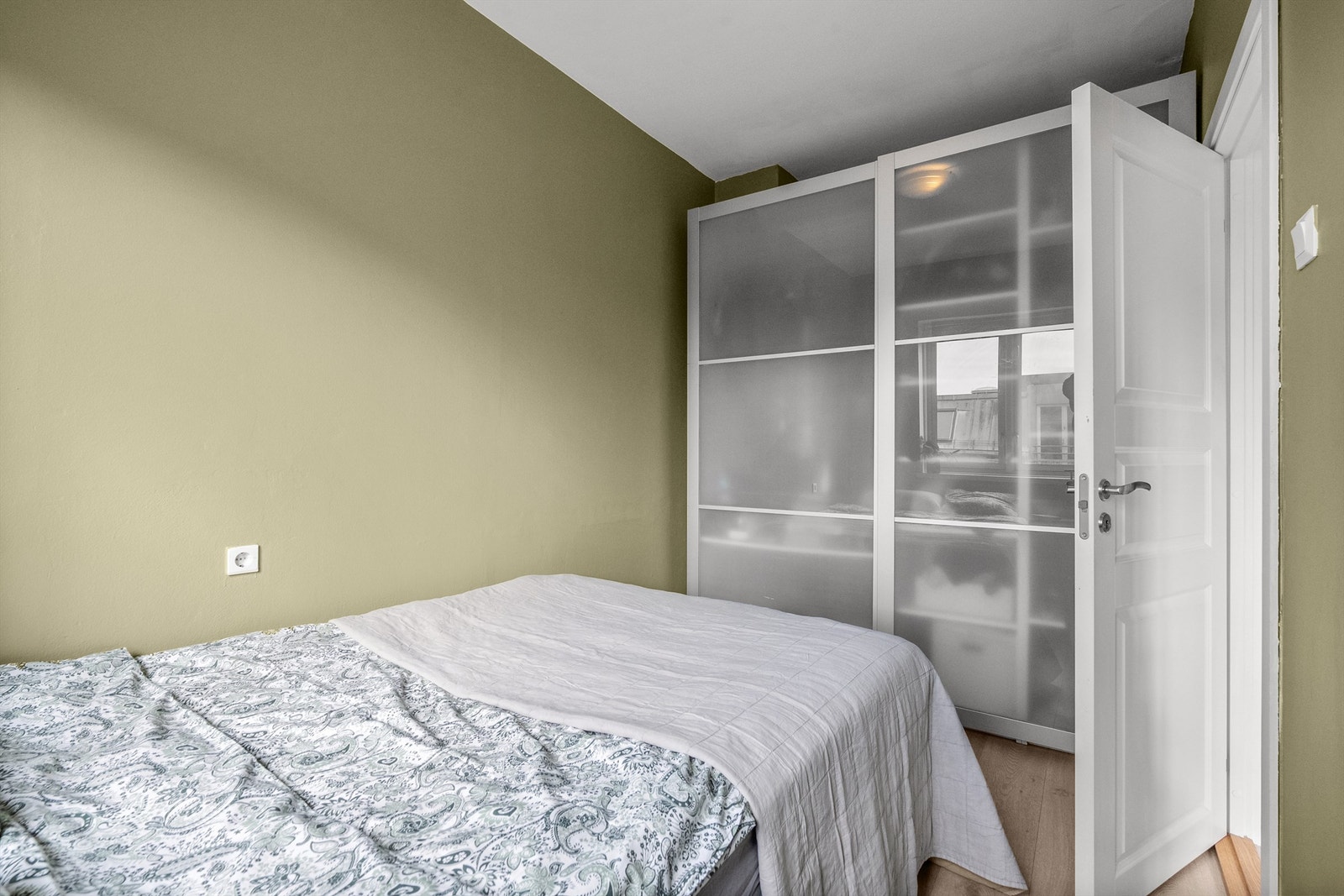 Soverommet er i dag utstyrt med en romslig skyvedørsgarderobe. Galleribilde