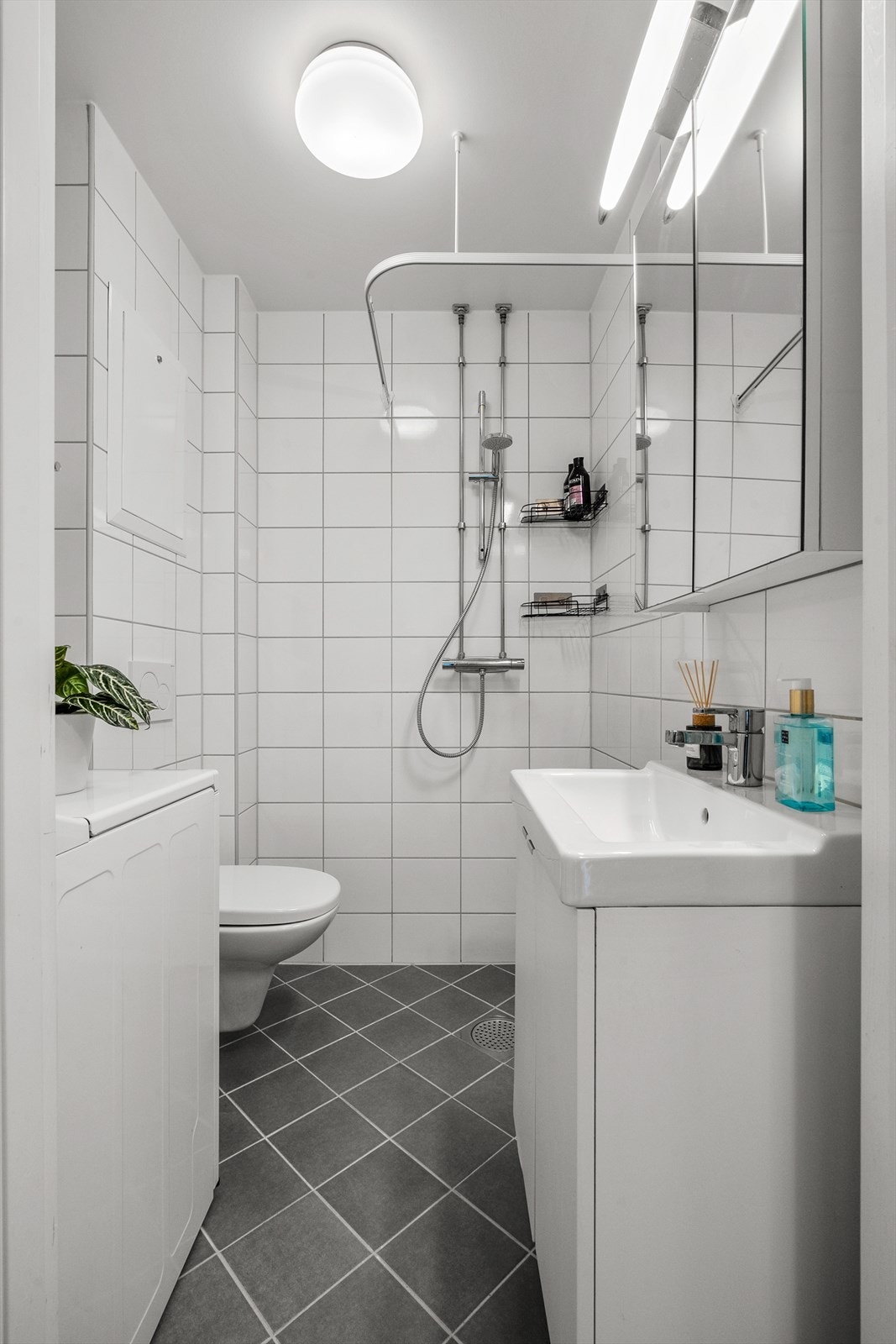 Delikat flislagt bad, rehabilitert i 2017 i regi av sameiet. Galleribilde