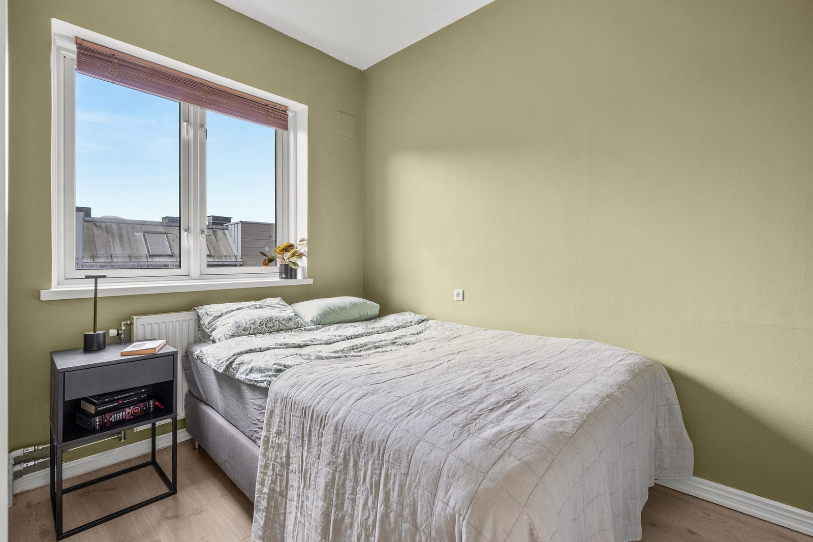 Romslig soverom med plass til dobbeltseng og garderobe. Galleribilde