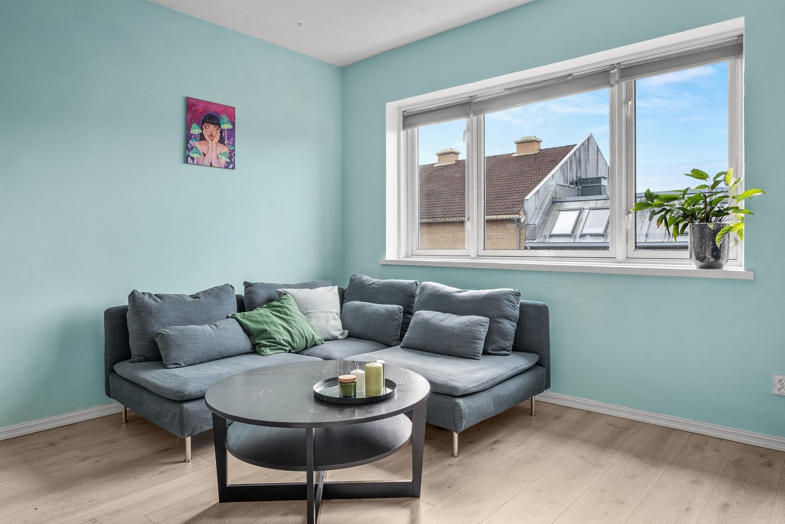 Store vinduer som gir rikelig med naturlig lys inn til rommet. Galleribilde