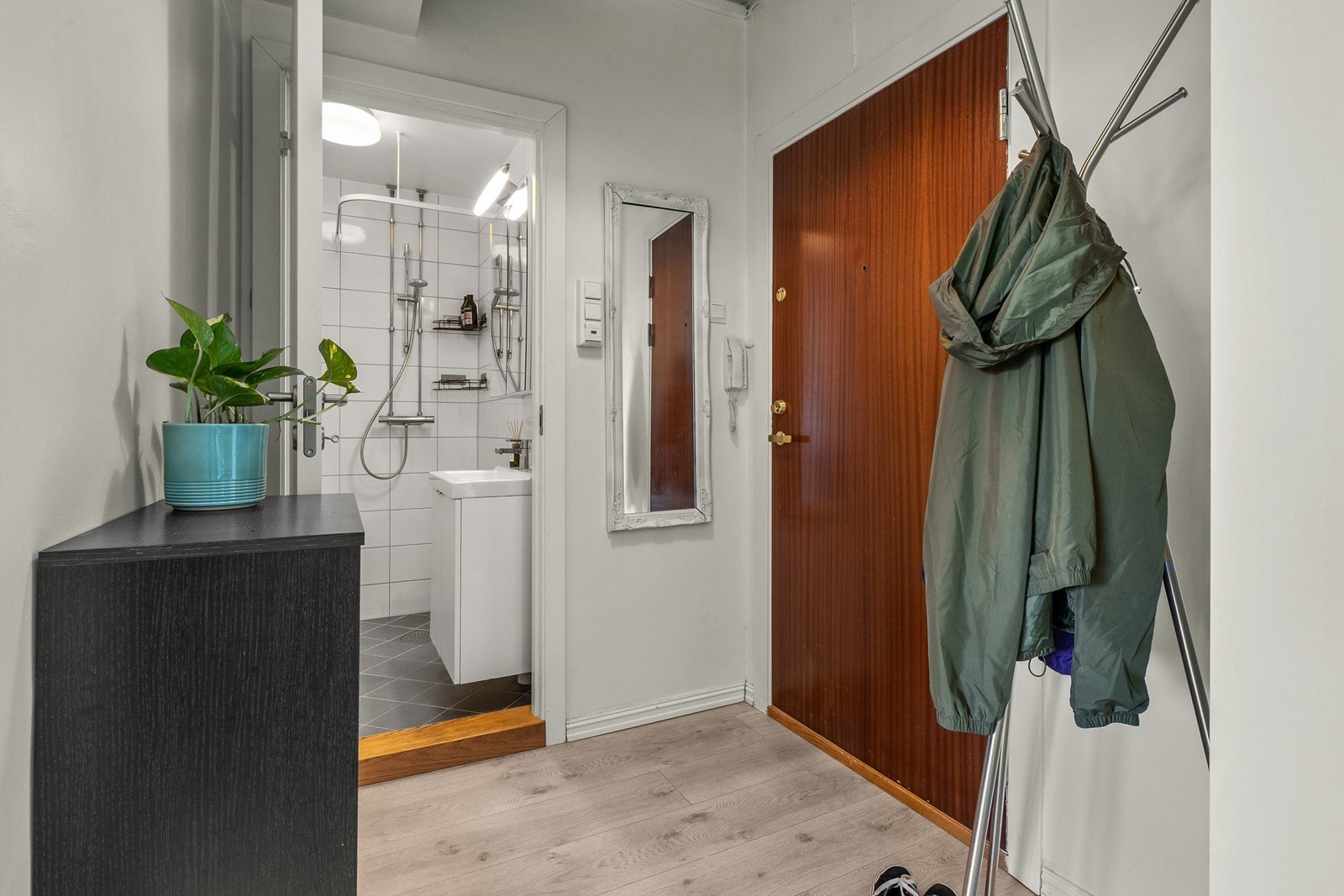 Entre med plass til å henge fra seg yttertøy og annet. Galleribilde