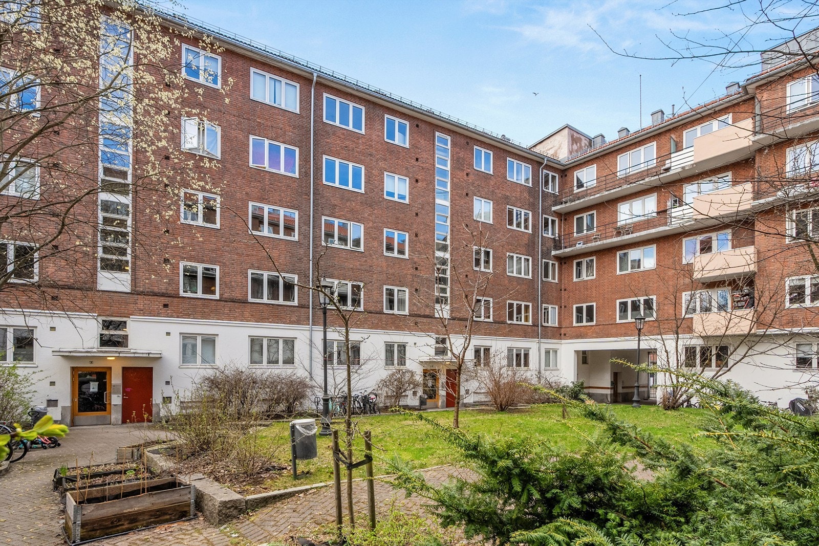 Hyggelig felles bakgård til disposisjon for beboere. Galleribilde