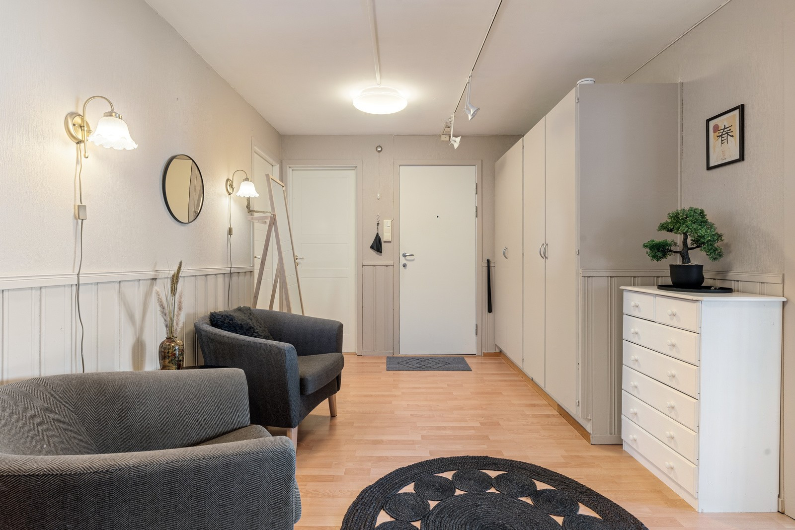 Velkommen inn! Romslig hall med garderobeskap og gode oppbevaringsmuligheter.