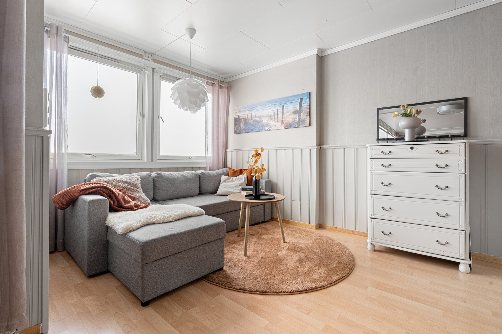 Sonen like ved kjøkkenet fungerer like bra til sofagruppe, som til feks spisebord.
