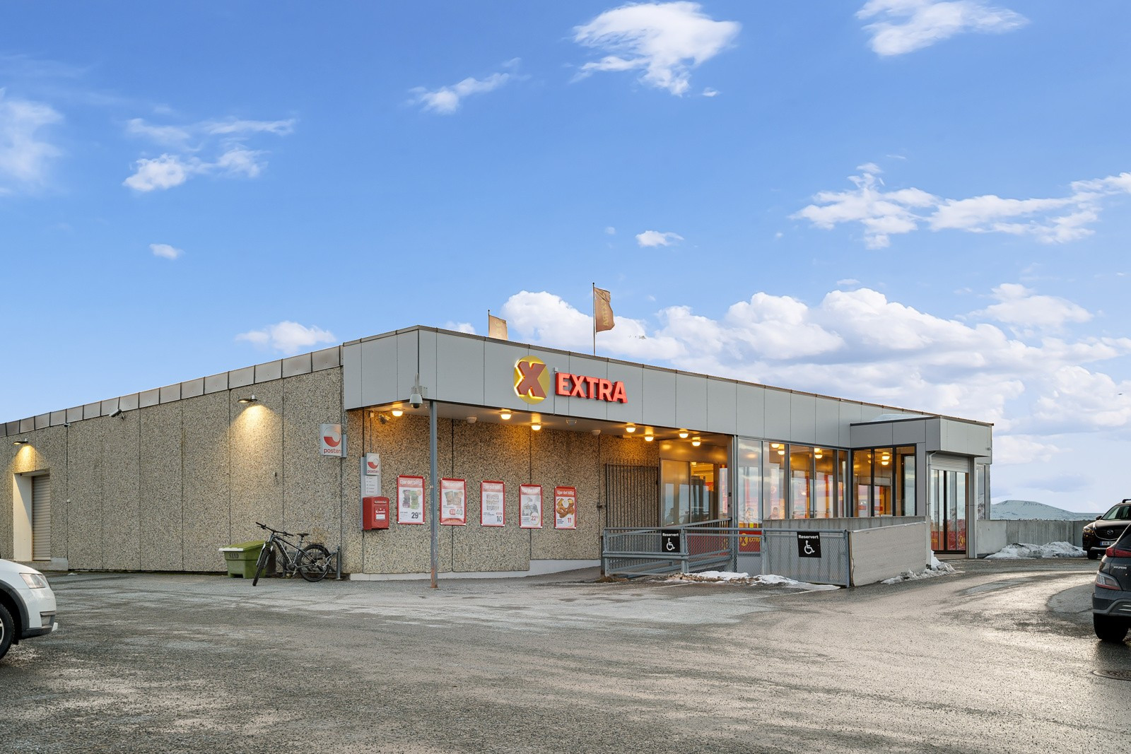 Coop Extra i kort gåavstand fra leiligheten. I tillegg er det gode bussforbindelser med busstopp i umiddelbar nærhet.