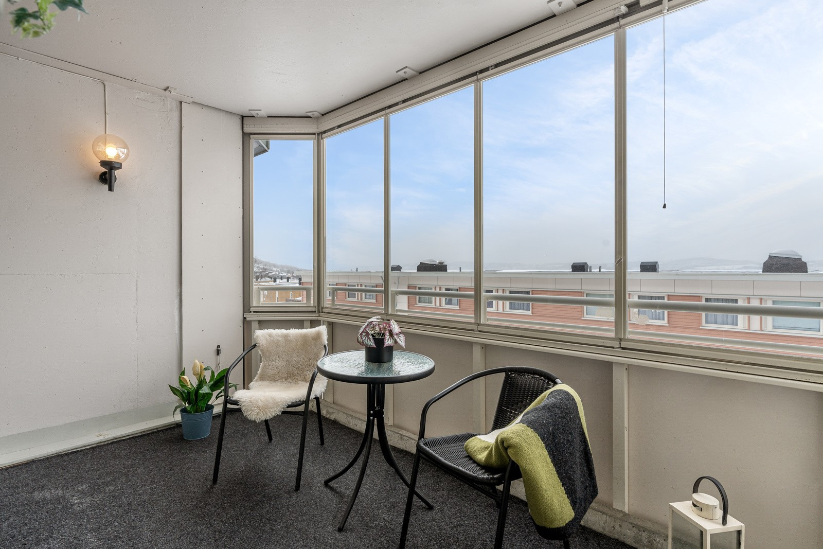 Fra stuen er det utgang til en vestvendt innglasset balkong med god plass for utemøbler.