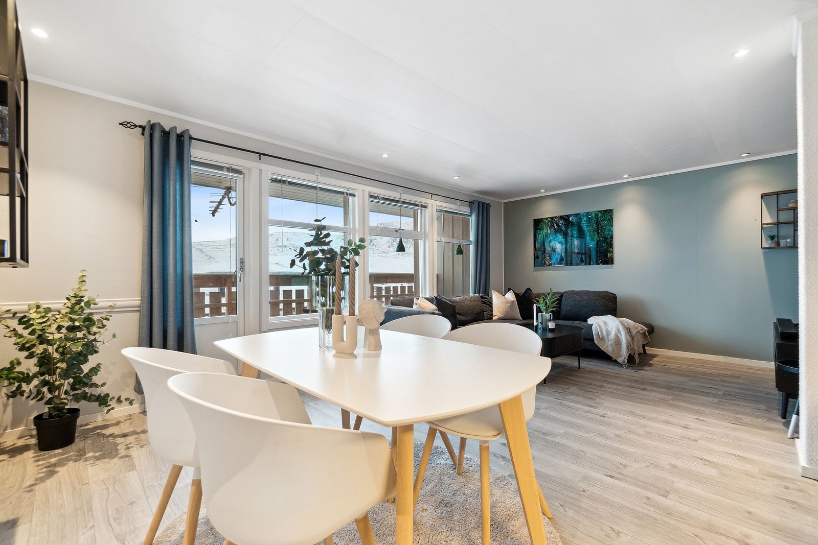 Stuen er av god størrelse, og det er plass for å møblere i ulike soner med både sofahjørne og spisestue. Galleribilde