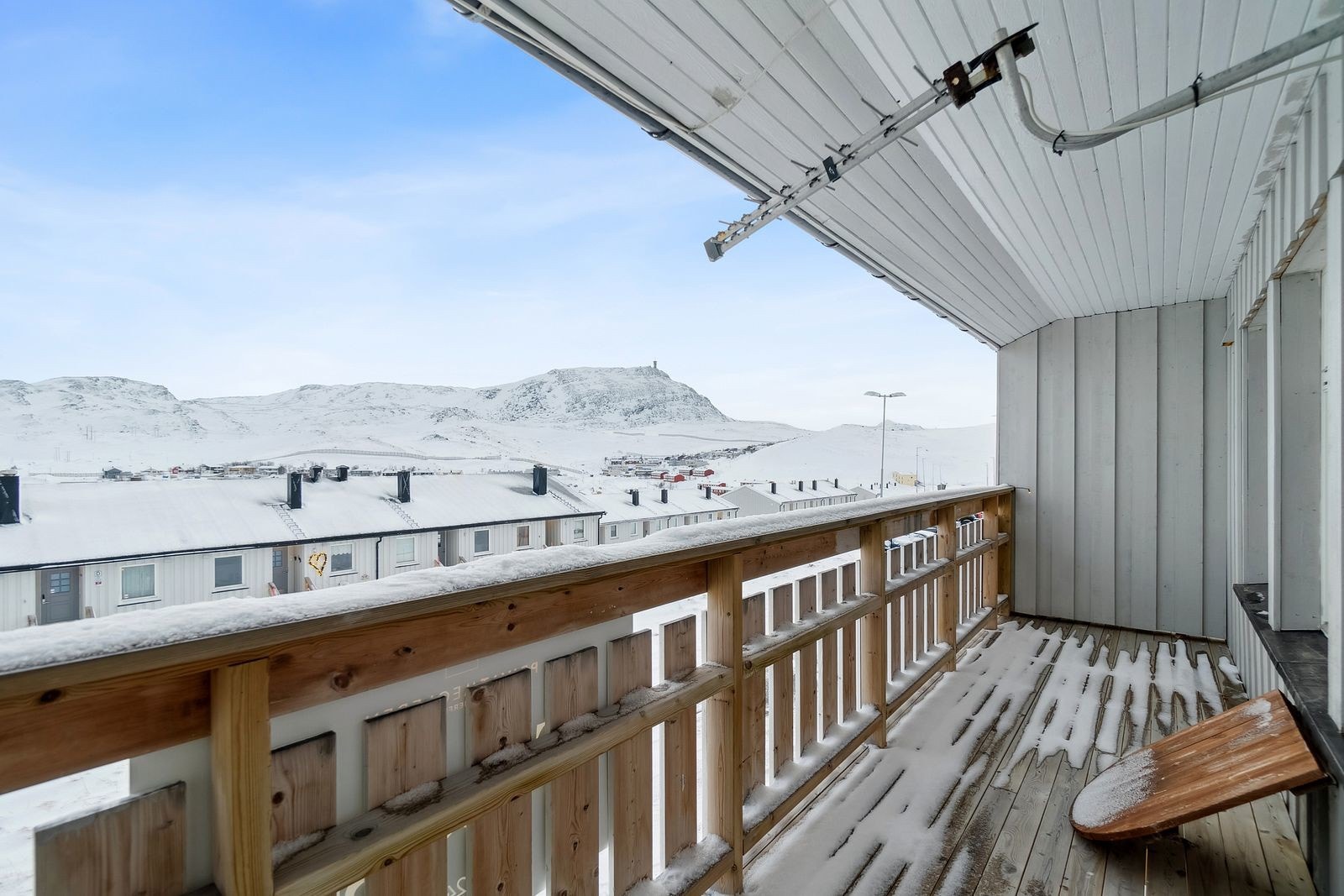 Fra stuen har du adkomst til balkong med plass for utemøblement. Balkongen er overbygd så den skjermer godt på vindfulle sommerdager. Galleribilde