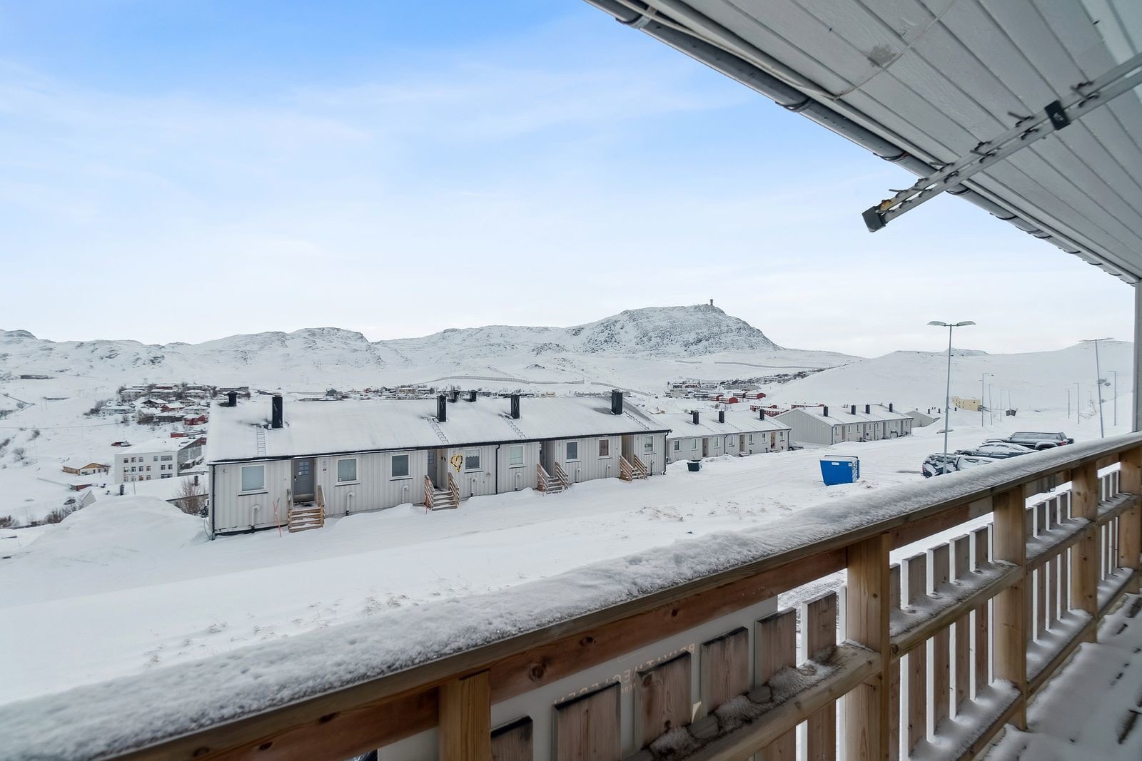 Fra balkongen har du også en luftig utsikt mot Baksalen og fjellformasjonene. Galleribilde