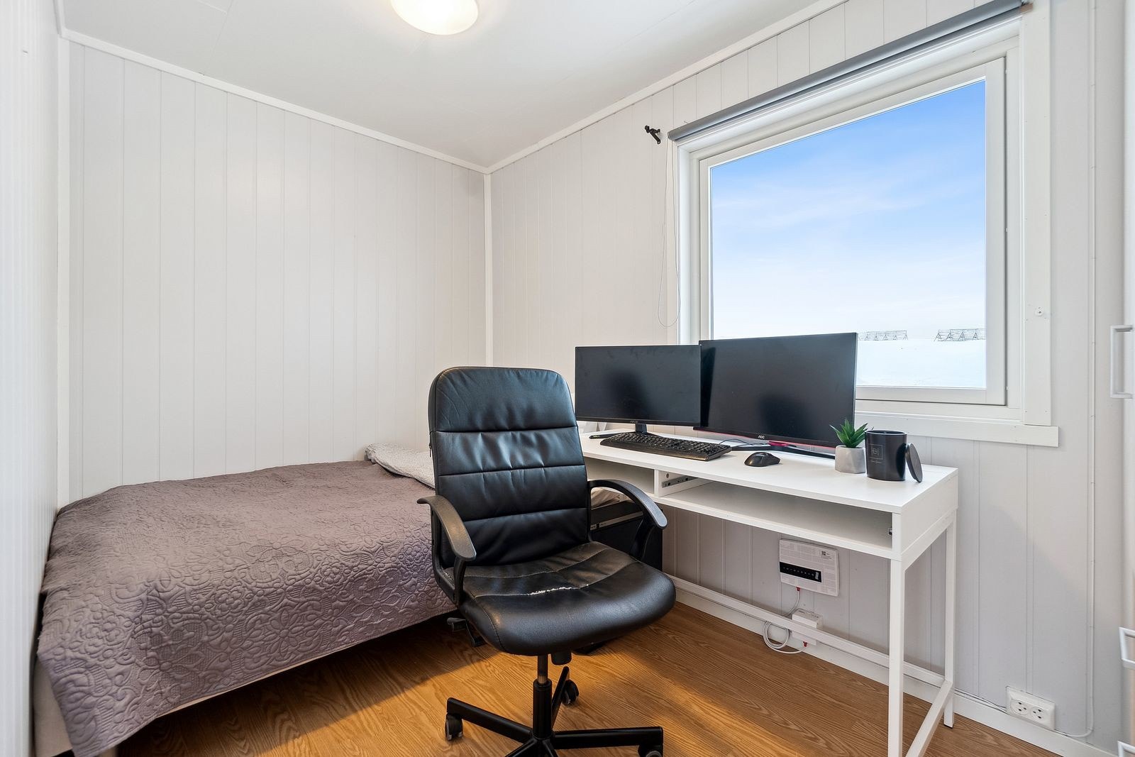 Soverommet i 2.etasje er det minste av de tre soverommene, men du har fortsatt fint plass for seng og øvrig møblement etter ønske. Galleribilde