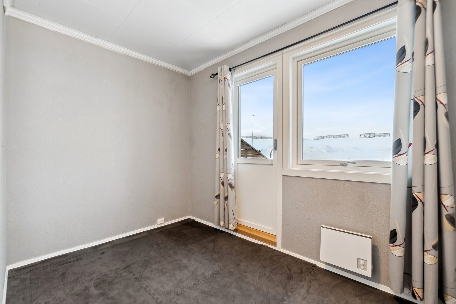 Dersom du ikke har behov for tre soverom kan de også benyttes til andre oppholdsformål. Fra dette soverommet har du adkomst til terrasse på baksiden som er bygget ny de siste årene. Galleribilde