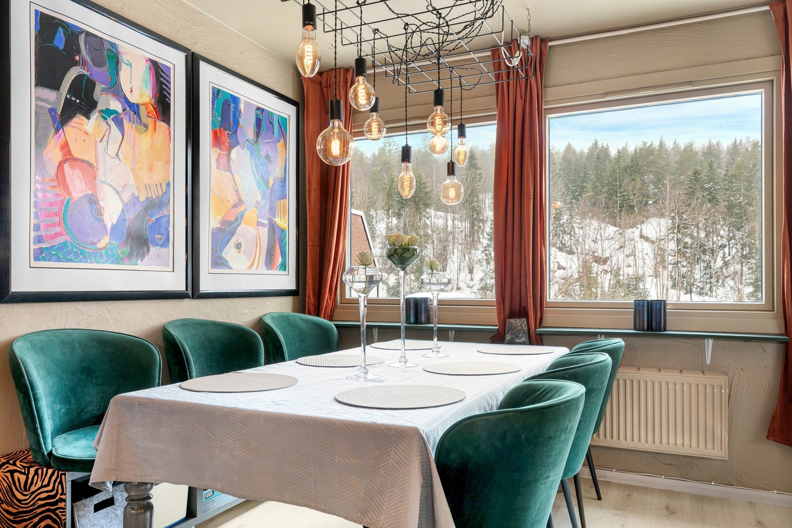 Plass til mange gjester rundt spisebordet. Galleribilde