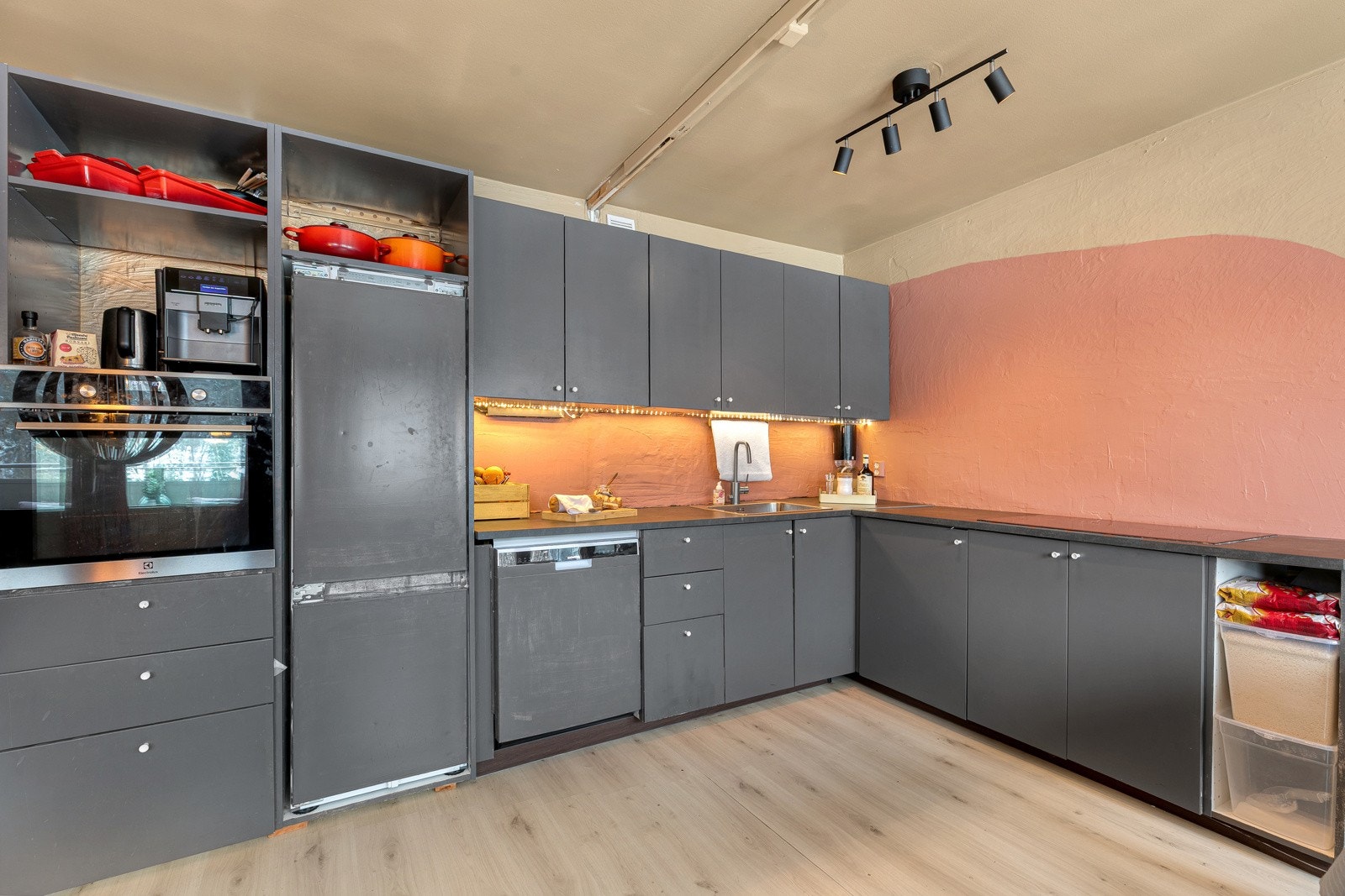 Moderne kjøkken med innebygde hvitevarer. Galleribilde