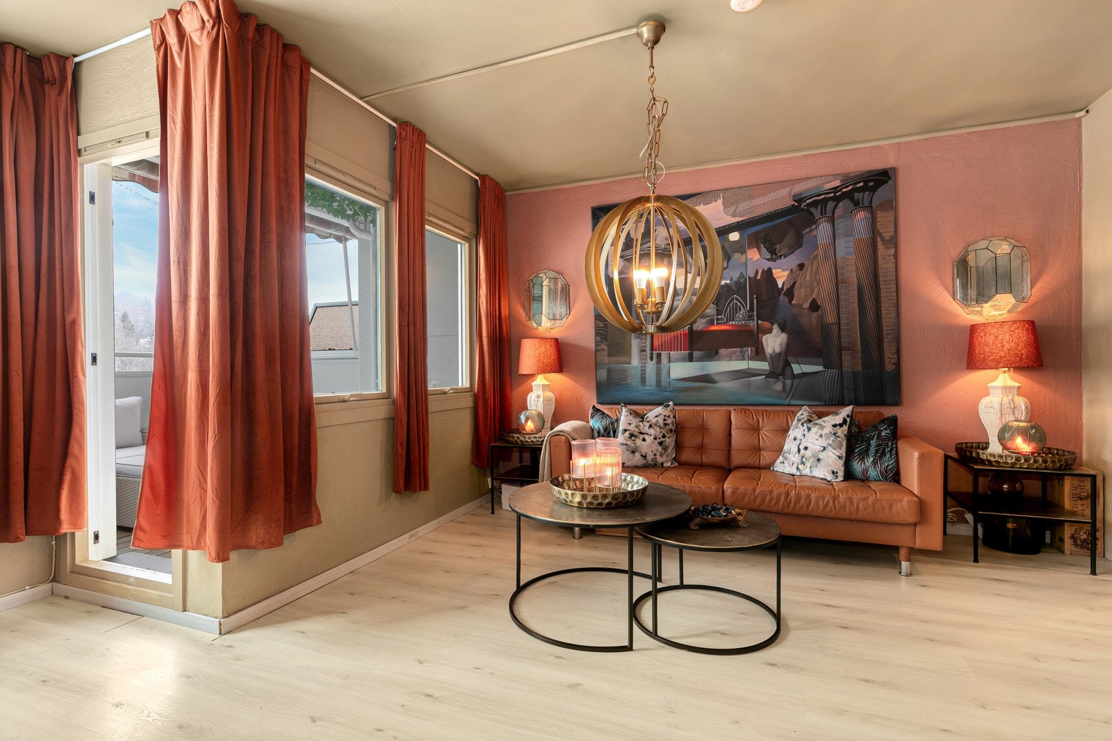 Lys og moderne stue med utgang til balkong. Galleribilde