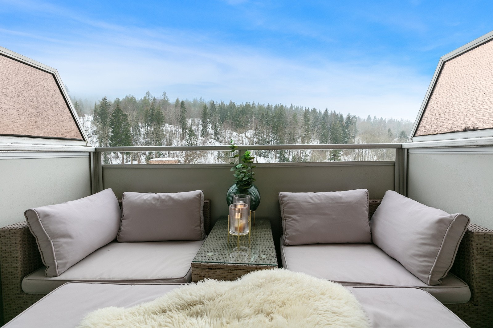 Balkong med plass til utemøbler og utsikt over nærområdet. Galleribilde