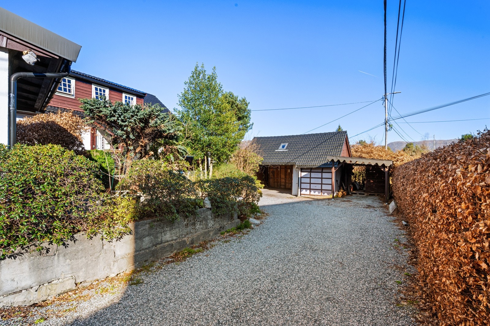 På eiendommen er det to garasjer og carport Galleribilde